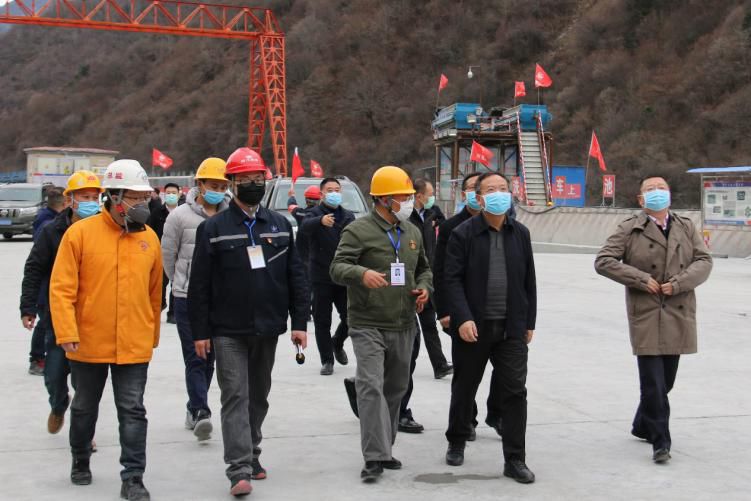 四川省副省長(zhǎng)、黨組成員楊洪波在九綿高速LJ9項(xiàng)目調(diào)研疫情防控和復(fù)工復(fù)產(chǎn)情況