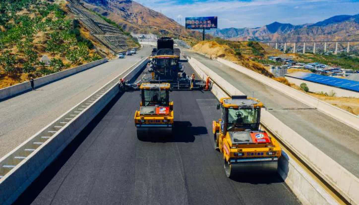 全球首次！無(wú)人駕駛壓路機(jī)成群結(jié)隊(duì)“上路”！