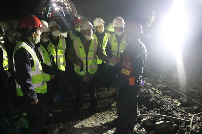 涼山州交通運輸局黨組成員、副局長楊華俊到G348線鹽源小高山隧道工程SG標督導安全工作