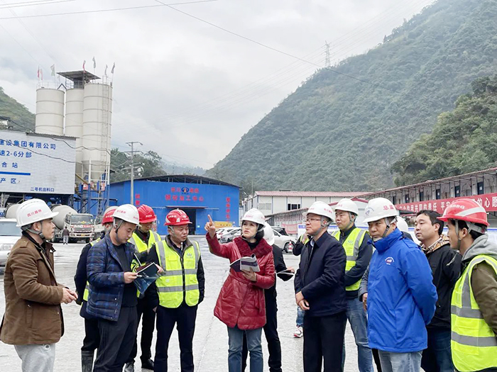 四川省交通宣傳中心主任、中國交通報(bào)駐四川記者站站長吳丹到大峽谷隧道調(diào)研