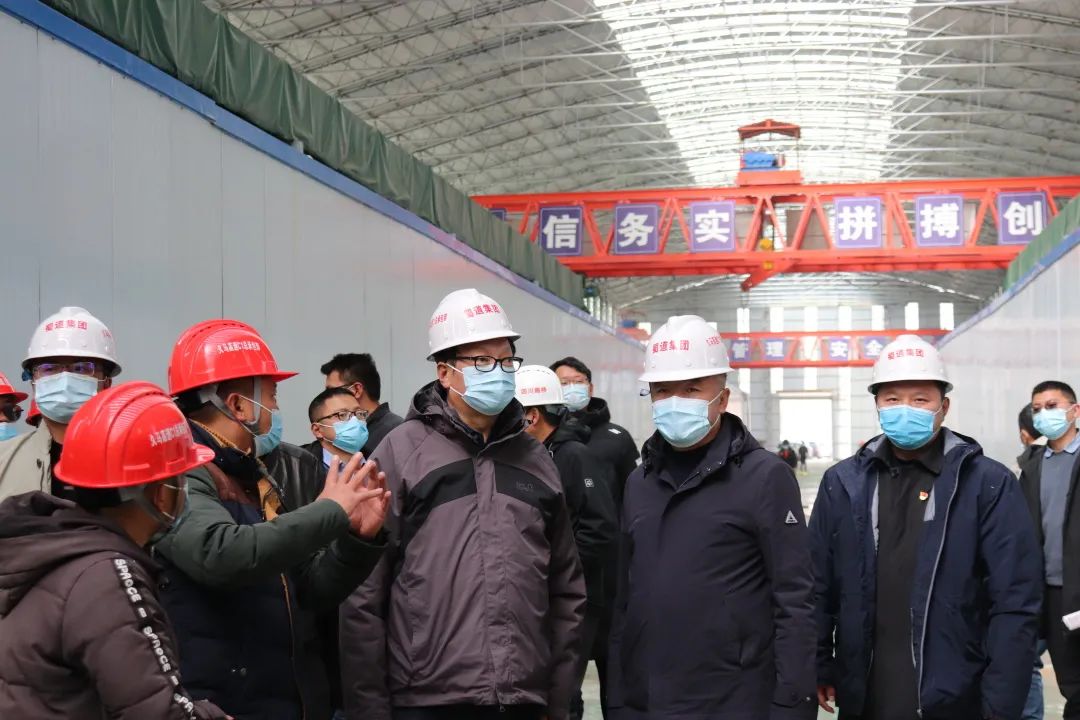 四川省阿壩州委副書記、州人民政府州長、黨組書記羅振華到久馬高速公路C1總承包項(xiàng)目檢查指導(dǎo)工作