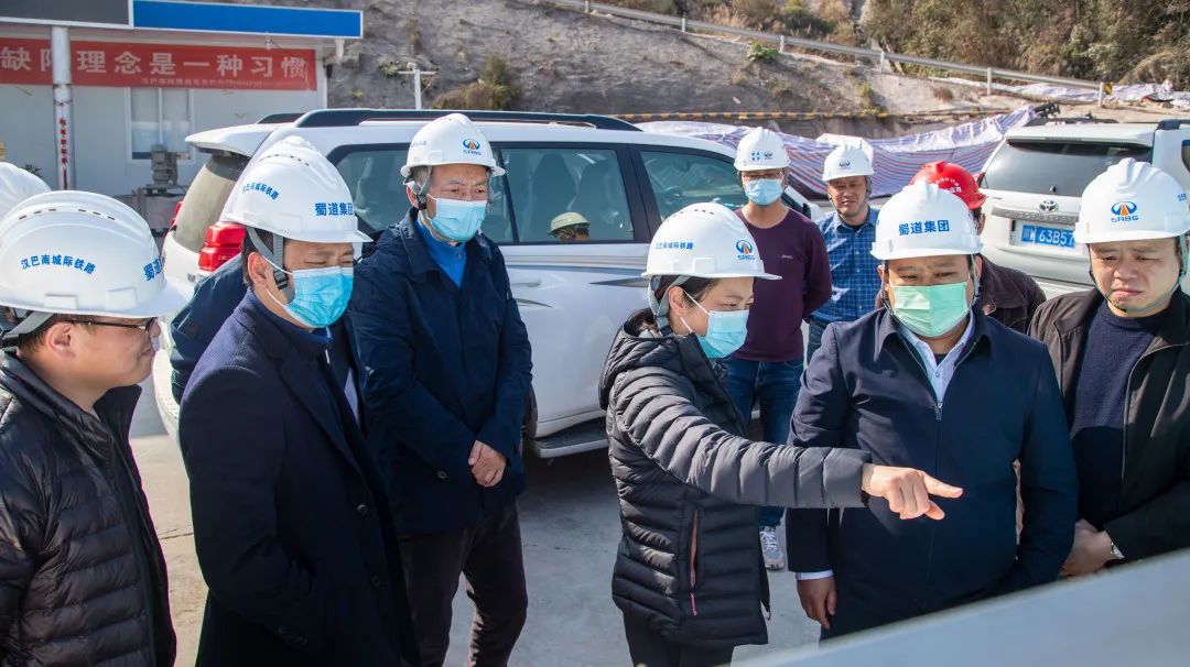 蜀道集團(tuán)總經(jīng)理助理、總部機(jī)關(guān)黨委書記李琳赴漢巴南鐵路6標(biāo)項(xiàng)目督導(dǎo)檢查工作