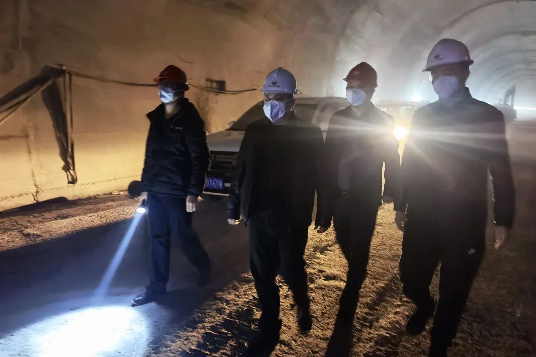 公司黨委副書記、職工董事、工會主席何澤中到省道410線朝天城區(qū)過境段項目檢查指導(dǎo)工作