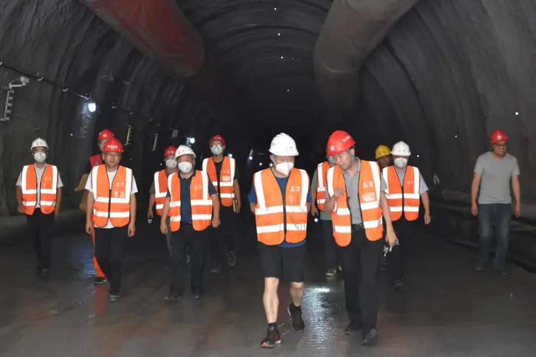 川交公司黨委副書記、董事、總經(jīng)理魯正偉到各項(xiàng)目檢查指導(dǎo)工作