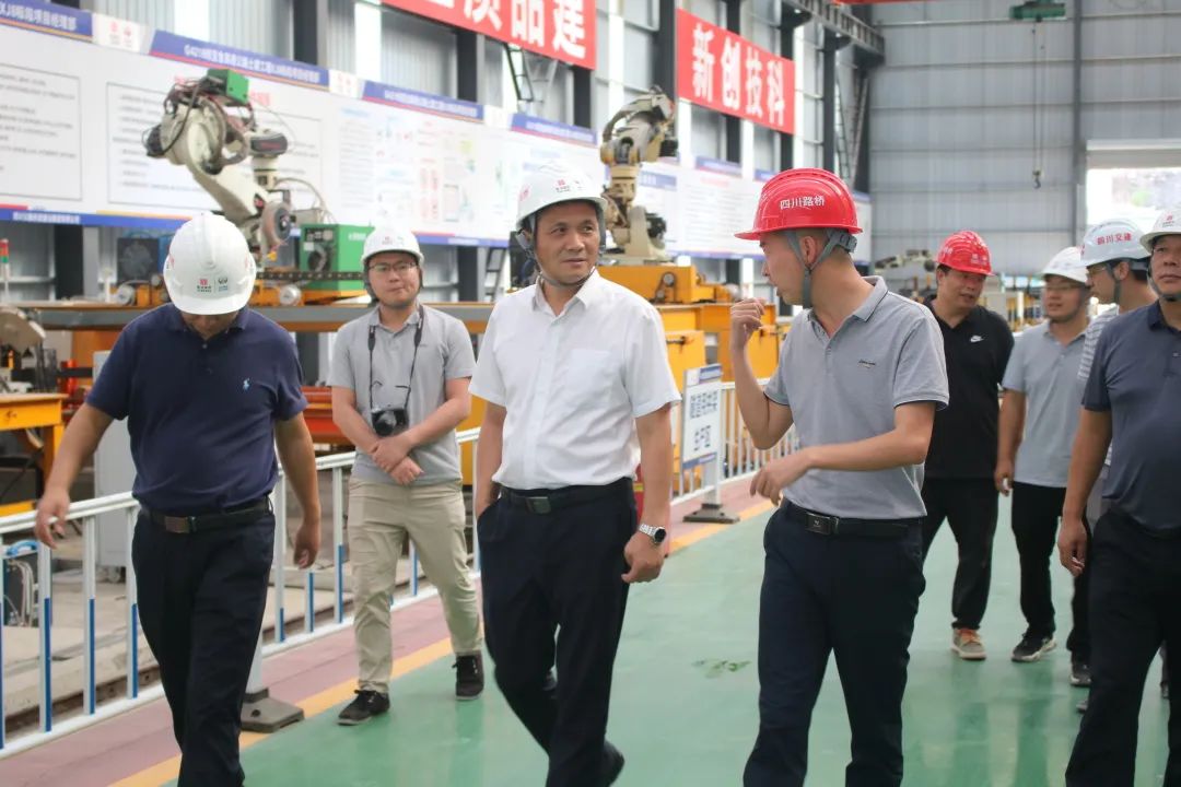 四川路橋黨委委員、紀委書記朱年紅到宜金高速XJ8標檢查指導工作