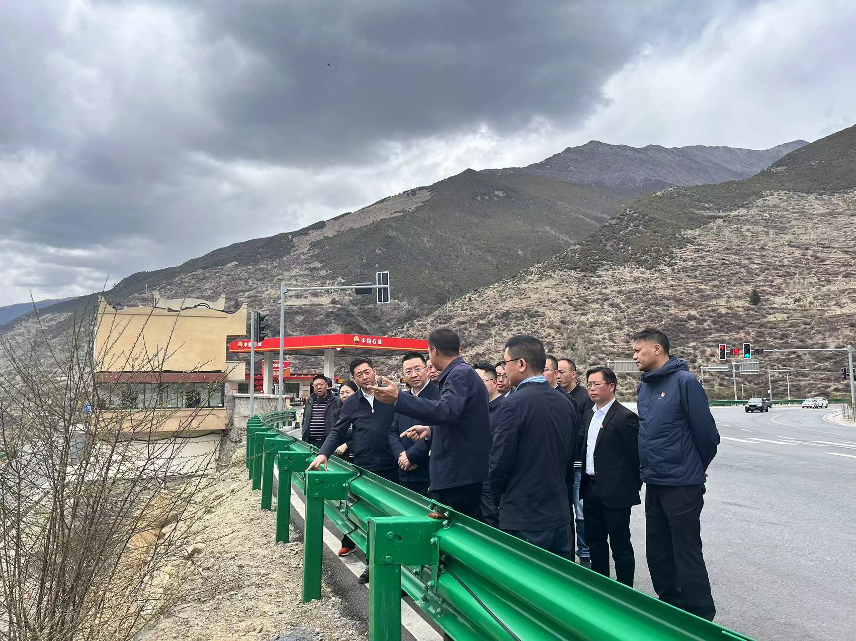 阿壩州委常委、州紀(jì)委書記、監(jiān)委主任袁震到都四山地軌道交通項(xiàng)目DSZH標(biāo)檢查指導(dǎo)工作