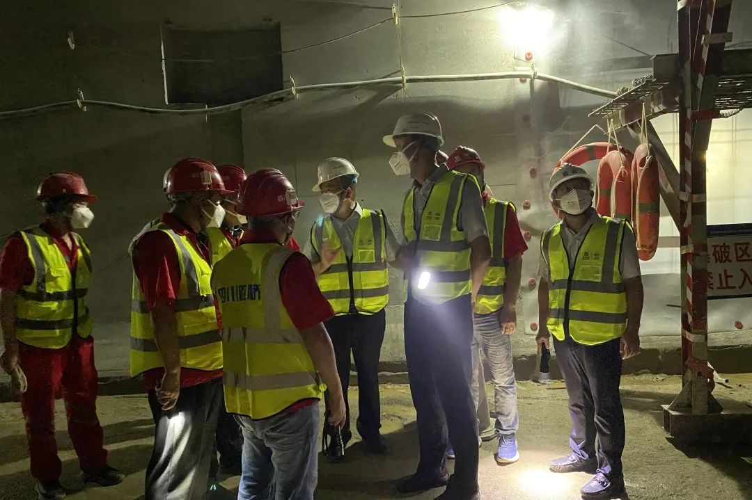 川交公司黨委書記、董事長(zhǎng)杜江林到華鎣山隧道項(xiàng)目檢查指導(dǎo)工作