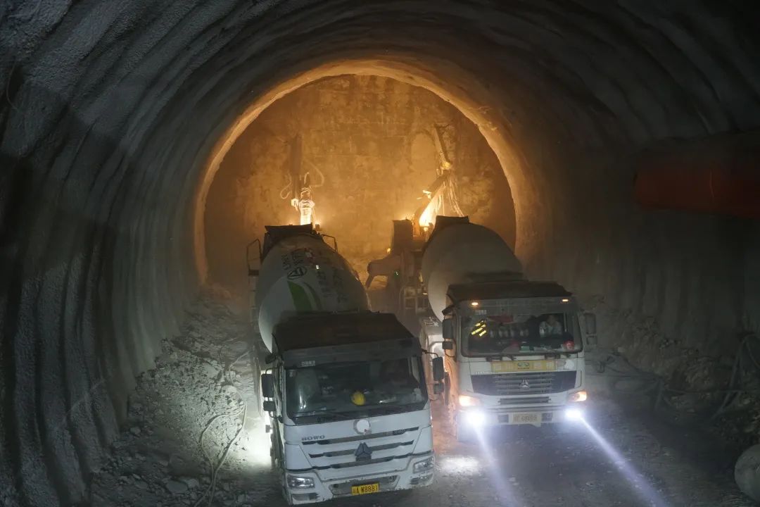 首次！寧攀高速ZCB1-7分部寧會隧道使用濕噴車雙機(jī)作業(yè)