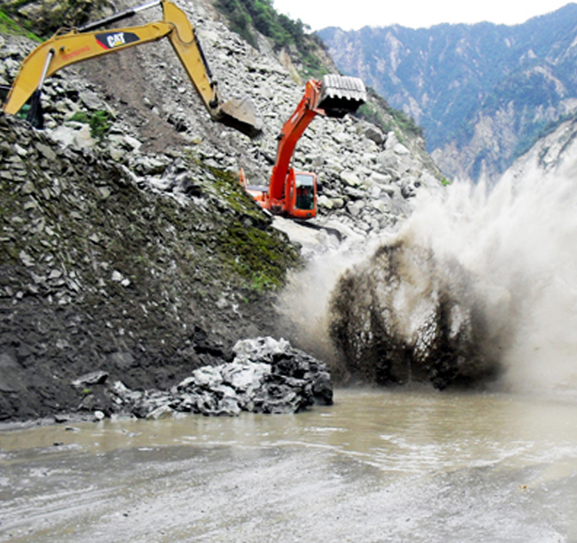 2009年，公司參與災(zāi)后重建項(xiàng)目映（秀）臥（龍）路被洪水沖毀路段的搶通