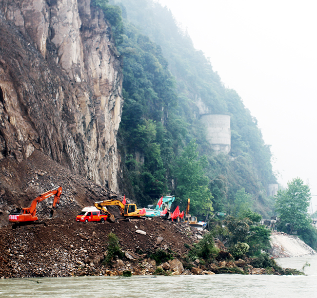 2013年，公司參與蘆山“4.20”地震搶險(xiǎn)在懸崖峭壁中推進(jìn)