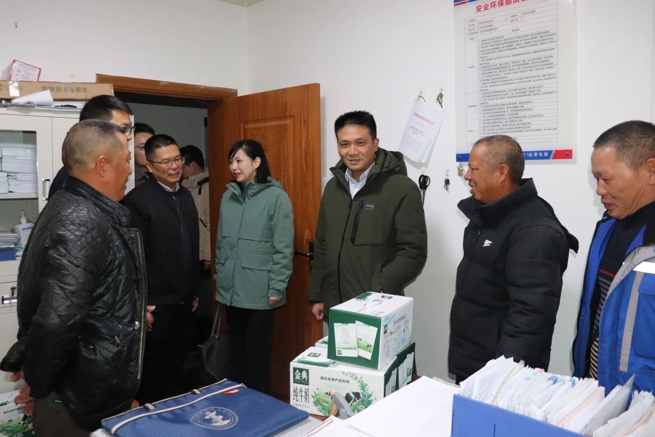 四川路橋黨委委員、董事、工會主席朱年紅赴川交公司項目一線開展“冬送溫暖”慰問活動