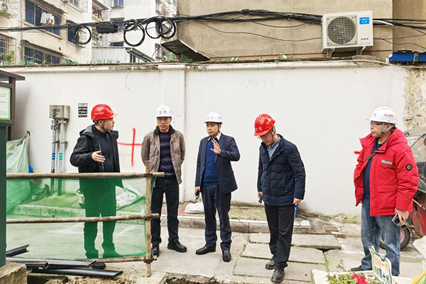 川交公司黨委委員、紀(jì)委書記劉小平到川交建筑公司項目檢查指導(dǎo)工作