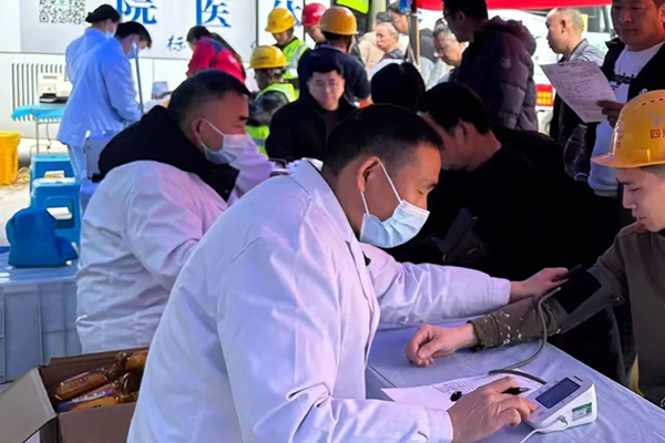 鹽亭經開區(qū)項目“上門體檢”暖一線，為產業(yè)工人健康“保駕護航”