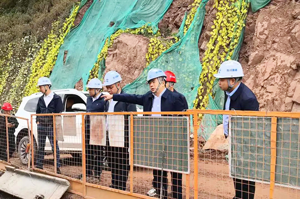 川交公司黨委書記、董事長(zhǎng)杜江林一行深入西寧高速公路項(xiàng)目、會(huì)祿高速項(xiàng)目開展“五一”節(jié)前安全專項(xiàng)檢查
