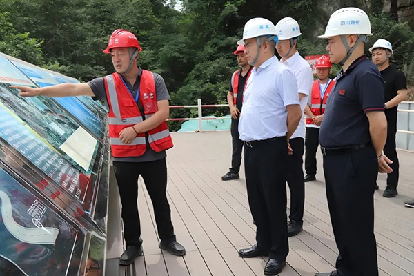 川交公司黨委書記、董事長(zhǎng)杜江林赴鎮(zhèn)廣高速B4、B5項(xiàng)目檢查指導(dǎo)工作