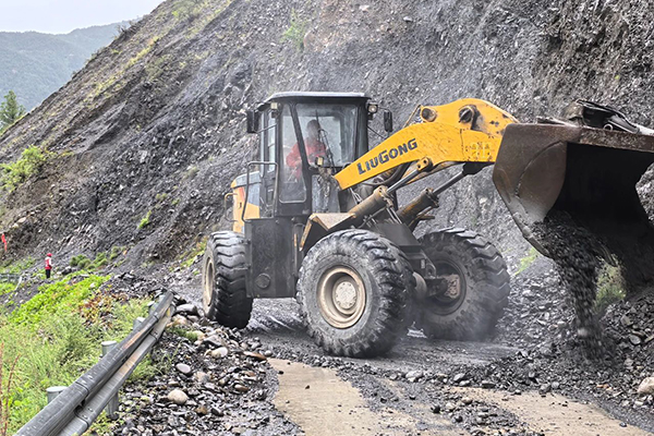 麻德公路突發(fā)滑坡 政企聯(lián)動(dòng)快速搶通