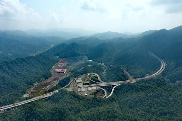 中國公路聚焦樂西高速S1-6項(xiàng)目團(tuán)隊(duì)