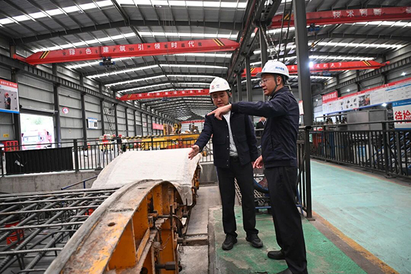 四川路橋黨委委員、紀(jì)委書記焦利軍赴都四項(xiàng)目檢查指導(dǎo)工作